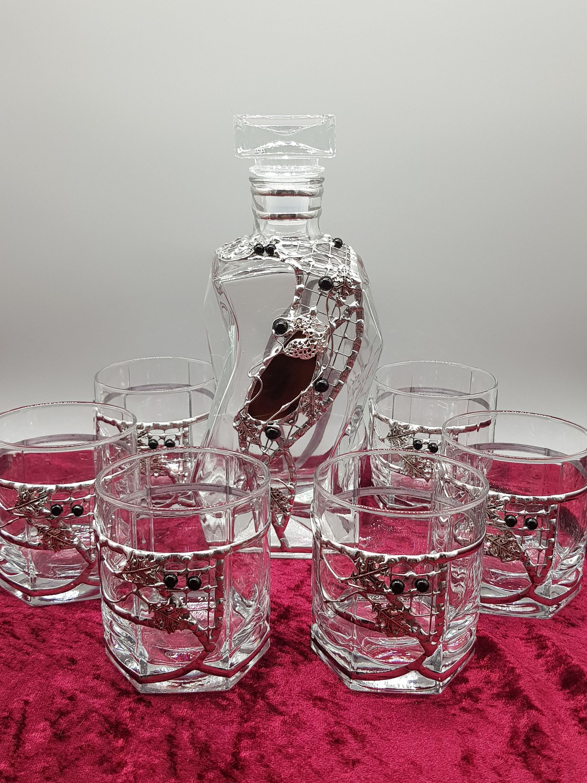 SIX WHISKY GLASSES AND DECANTER