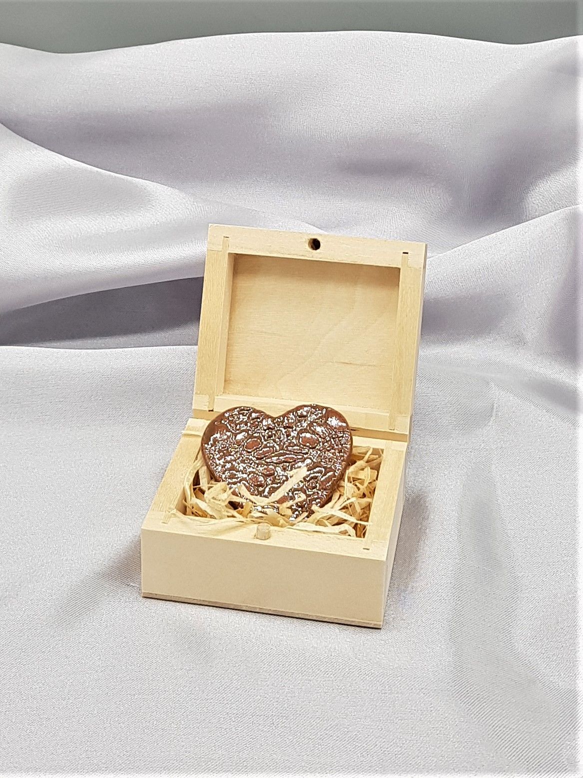 MAGNET HEART IN A WOODEN BOX